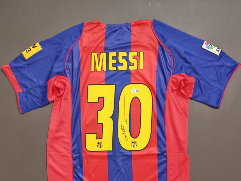 Autographed Messi #30 football jersey with Beckett certificate of authenticity 2W114170