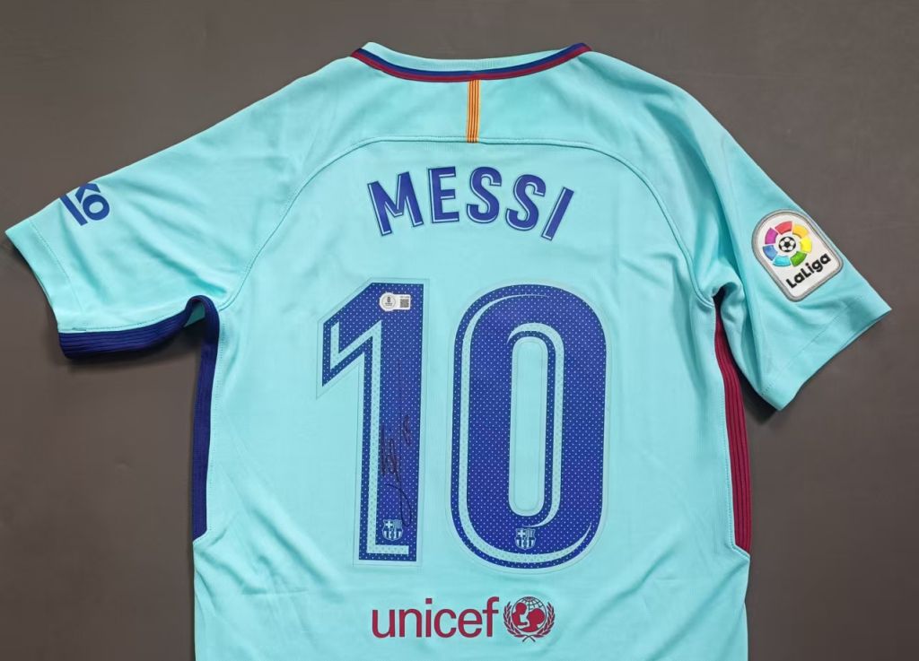 Autographed Lionel Messi #10 soccer jersey with Beckett Witnessed COA